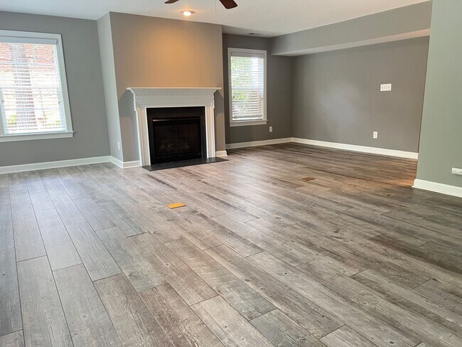 Building Photo - Spacious 3 Bed | 3.5 Bath End Unit Townhom...