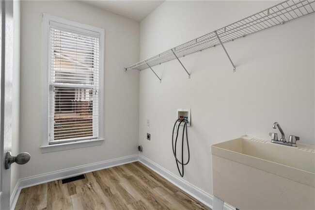 Building Photo - 3910 Dalwood Dr