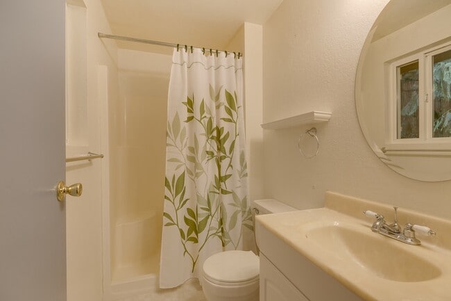 Building Photo - Beautiful 4 bedroom house with large backyard for rent in Sammamish!