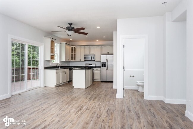 Building Photo - Beautiful home with 5 bedroom, 3.5 baths, ...