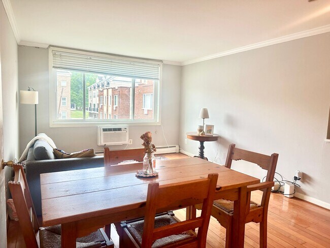 Building Photo - 1 Bed 1 Bath!  Pets Welcome!  Parking!