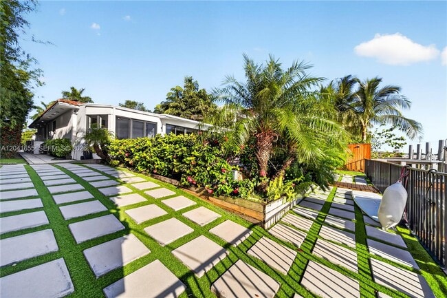 Building Photo - 460 W Dilido Dr