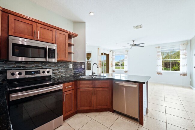 Building Photo - Spacious Waterfront 3-bedroom 3-bath Singl...