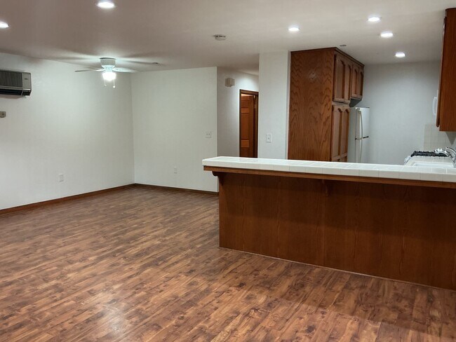 Building Photo - Los Caballeros #325