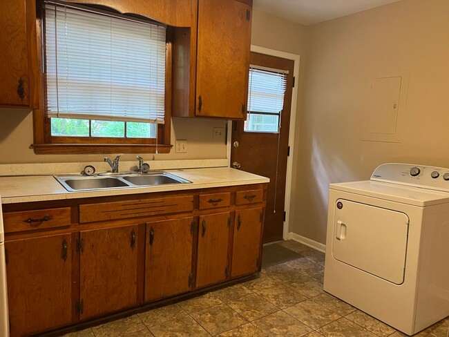 Building Photo - 2 Bedroom | 1 Bath Townhouse near Cameron ...