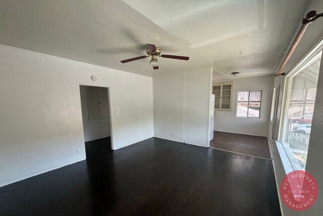 Building Photo - Charming 1-Bedroom Upstairs Unit Near San ...