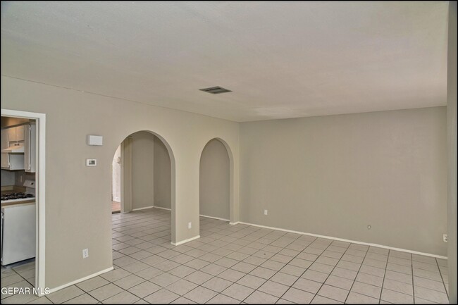Building Photo - 10415 Ashwood Dr