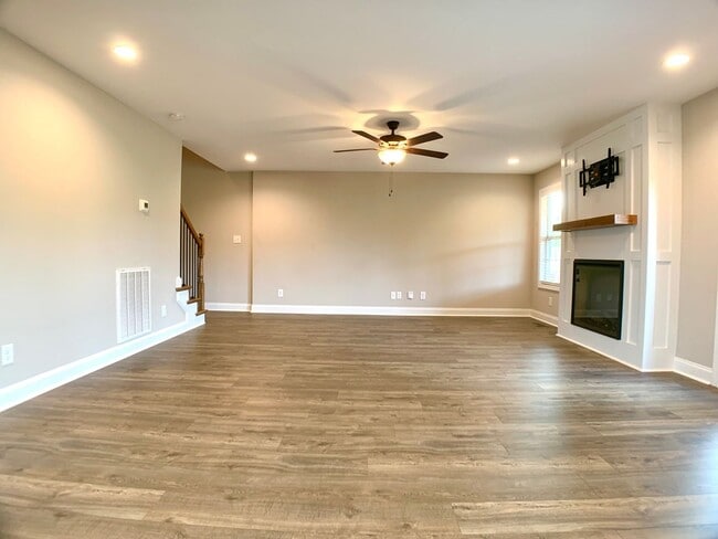 Building Photo - 733 Banister Dr