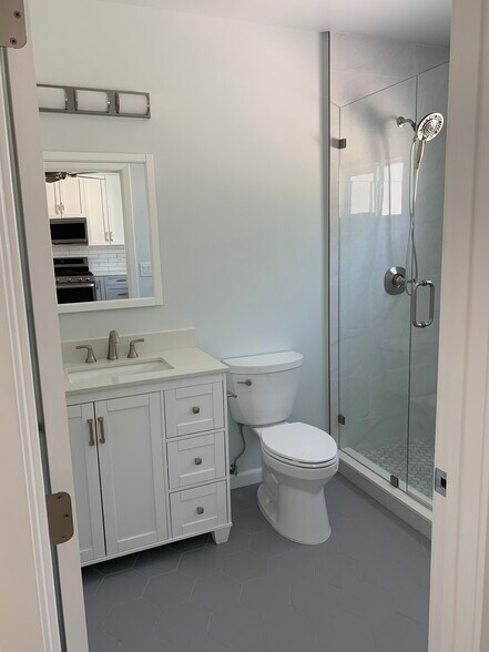 Bathroom - 3932 Walgrove Ave