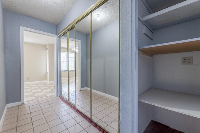 Building Photo - 875 Plainview Dr