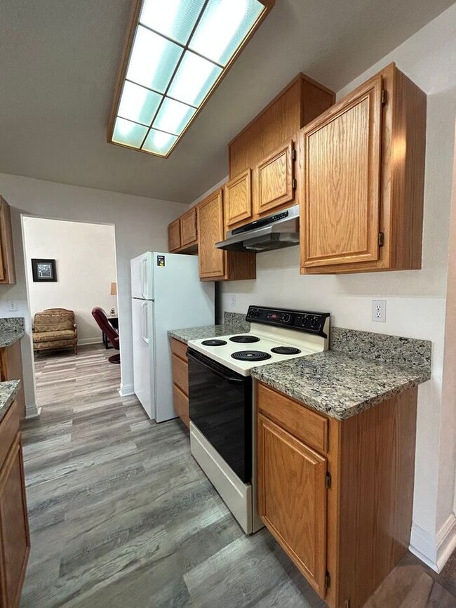 Building Photo - 3 Bed / 2.5 Bath Fully Furnished SFH, AVAI...