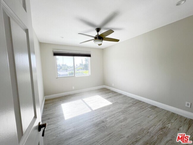 Building Photo - 10758 Cozycroft Ave