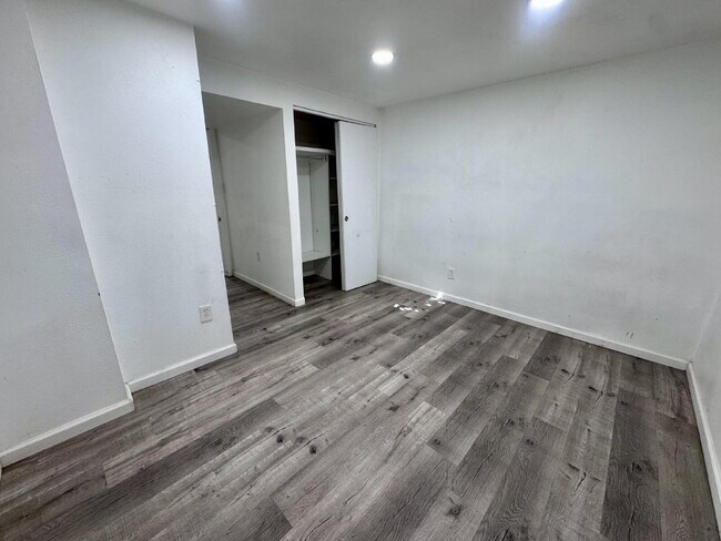 Building Photo - 2507 Rainbow Dr