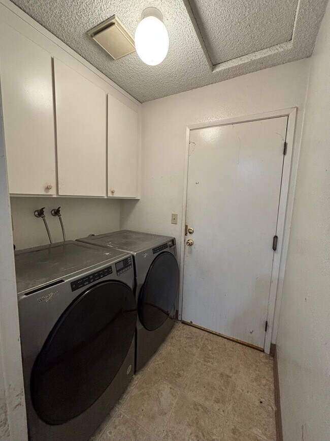 Building Photo - Move-In Ready Home with Remodeled Kitchen and Baths