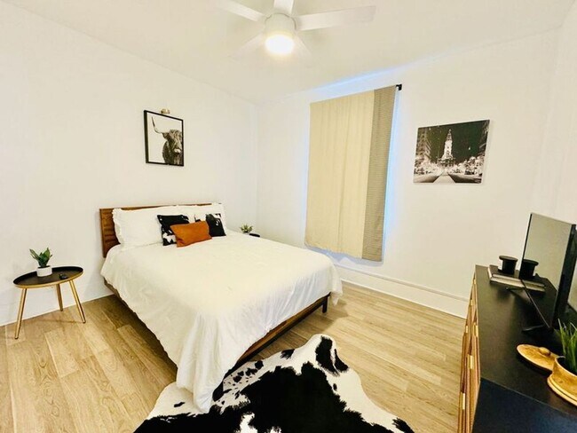 Building Photo - 4 Bedroom 2 Bath Bungalow, in Forsyth Park- Available Jan 3rd!!!