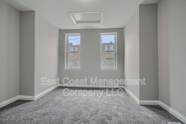 Building Photo - 2622 Llewelyn Ave
