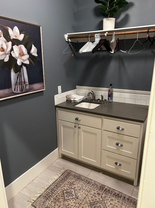 Building Photo - UNFURNISHED Beautiful Large Home Available Now on North Walnut in Fayetteville !!