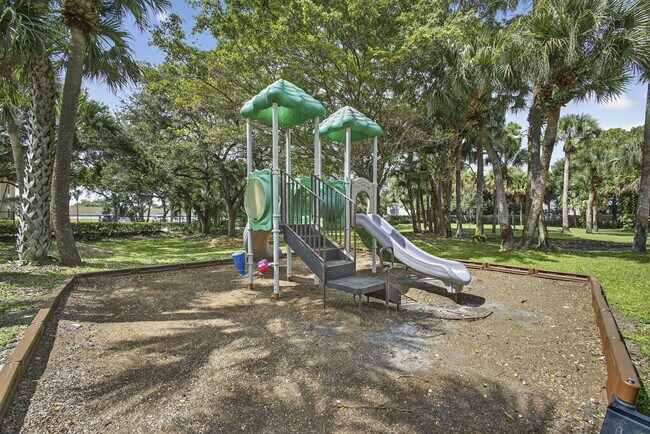 Building Photo - 323 Sandtree Dr