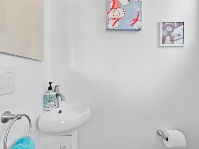 Building Photo - 1813 Bay St SE