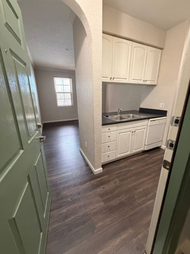 Building Photo - 1 Bedroom Condo in Downtown Free Water, Sewer, Trash and Pest Control! No Hidden Fees!