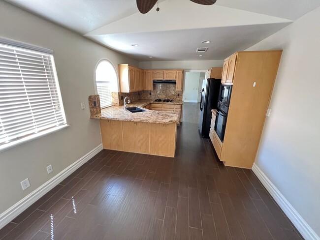 Building Photo - Peccole Ranch