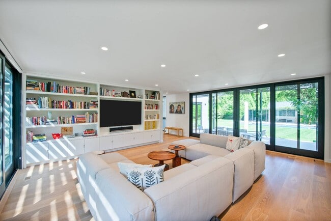 Building Photo - 60 Gansett Ln