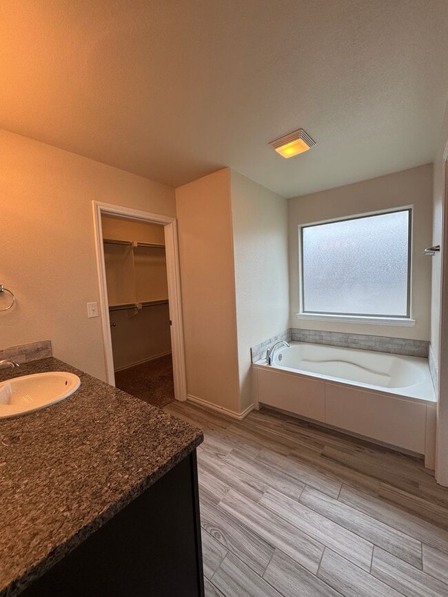 Building Photo - Located in Heritage Hills!!! 3/2/2 Fabulou...