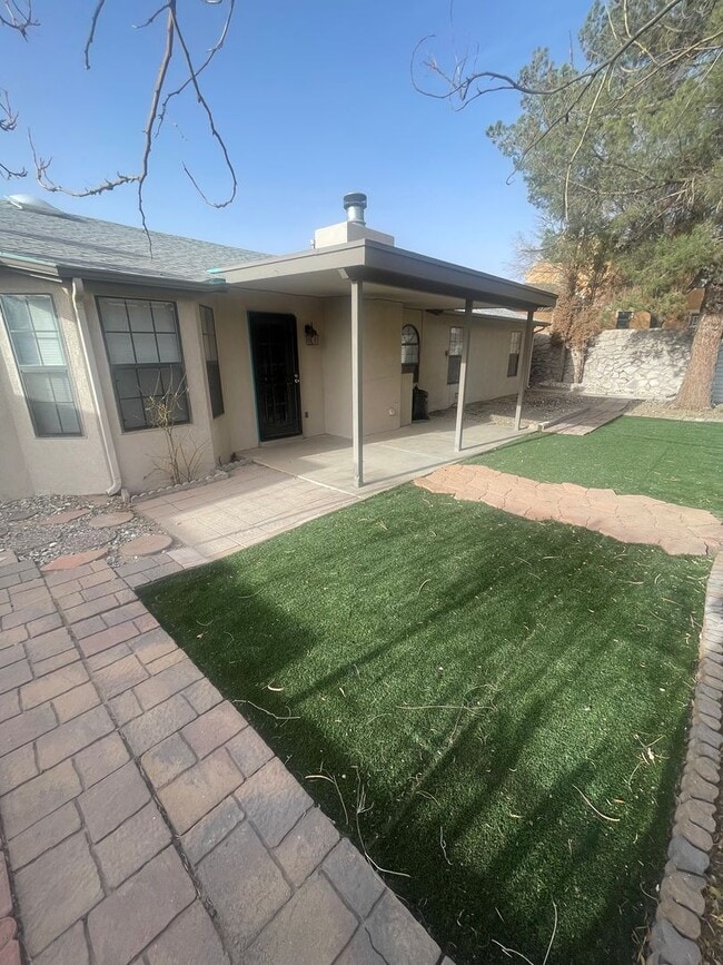 Building Photo - Charming 3 Bedroom/2 Bathroom Home Off Roa...