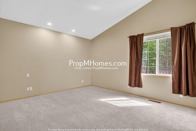 Building Photo - Spacious Three Bedroom Home in Clackamas!
