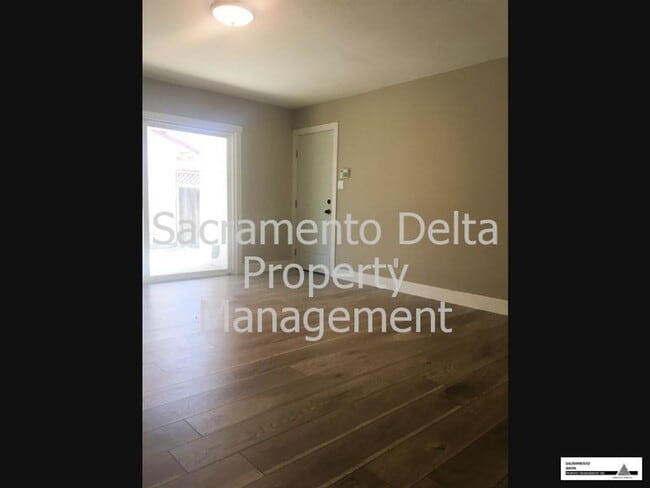 Building Photo - Charming 3 Bedroom 2 Bath Home in Rosemont