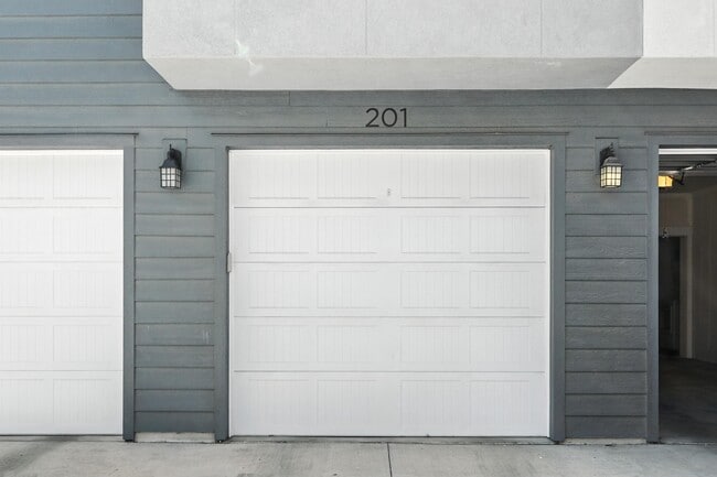 Building Photo - 470 W 15 S