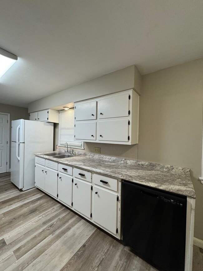 Building Photo - Cute 3 Bedroom Home Available Now
