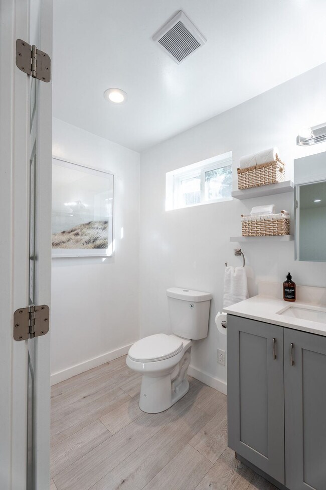 Building Photo - 2359 Oakwood Dr