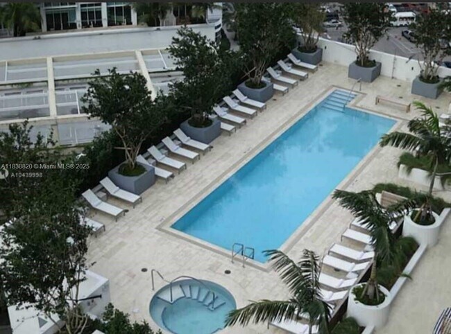 Building Photo - 1300 Brickell Bay Dr