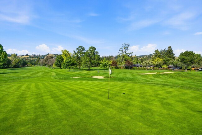 Building Photo - Spectacular 2 story home w/pool in Round Hill Country Club
