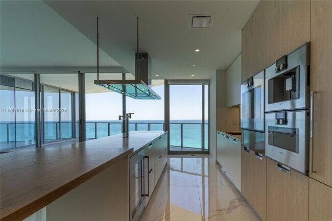 Building Photo - 15701 Collins Ave