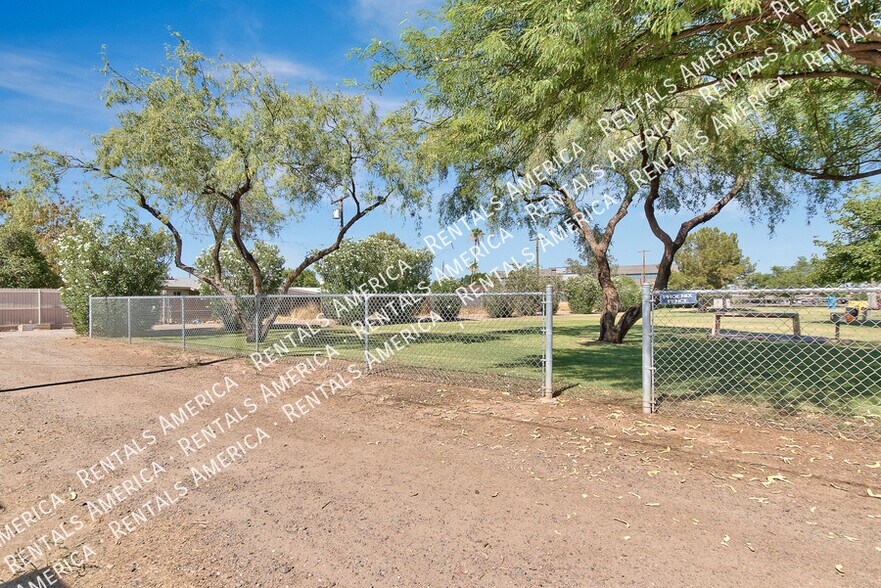 Building Photo - 3213 S Albert Ave