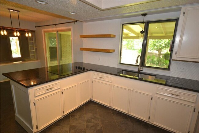 Building Photo - 402 Greenwood Dr