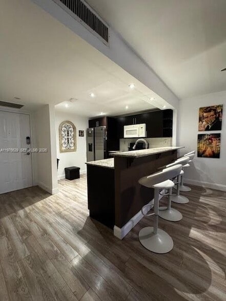 Building Photo - 400 Leslie Dr