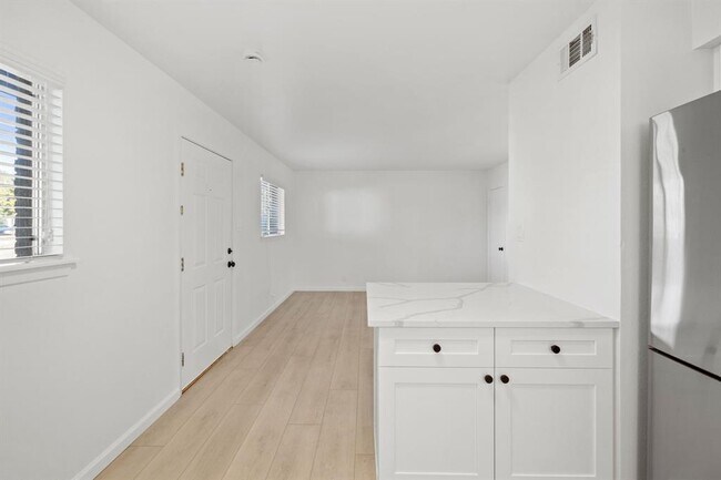 Building Photo - 806 E 13th St