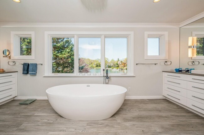 Building Photo - 810 Pirates Cove