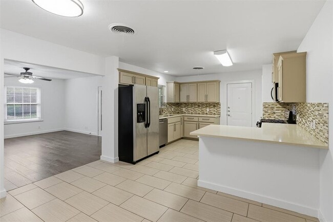 Building Photo - 2402 Little John Ln