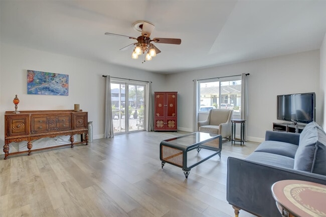 Building Photo - 1450 N Riverside Dr