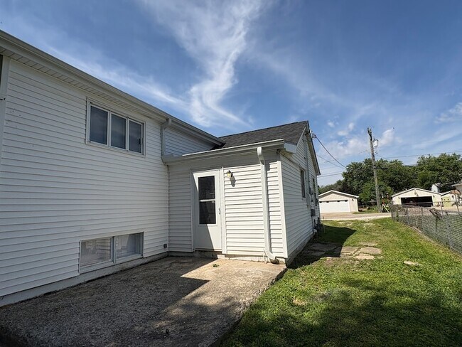 Building Photo - 1409 Kelly St