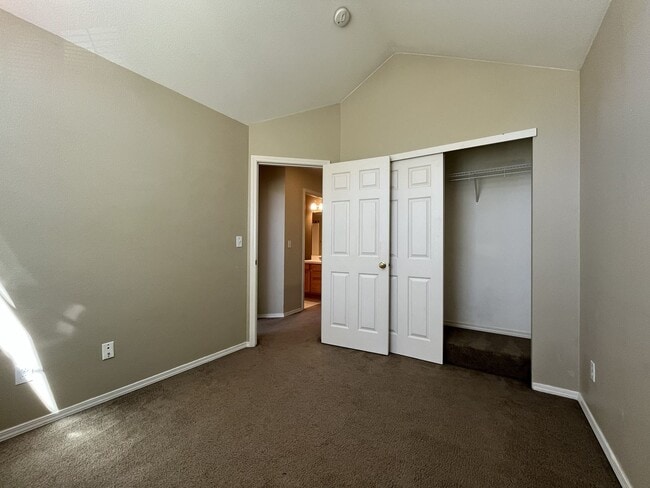 Building Photo - Spacious 3 Bedroom Home with Open Layout, Vaulted Bedrooms & Trail Access