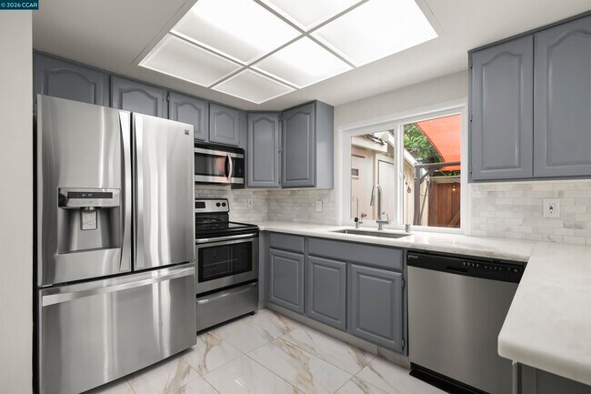 Building Photo - 560 La Copita Ct