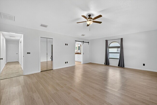 Building Photo - 1180 SW Mirror Lake Cove