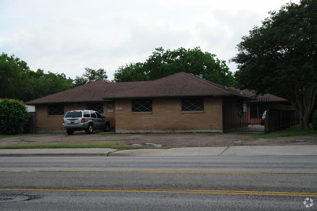Primary Photo - 1025-1027 Airline Rd
