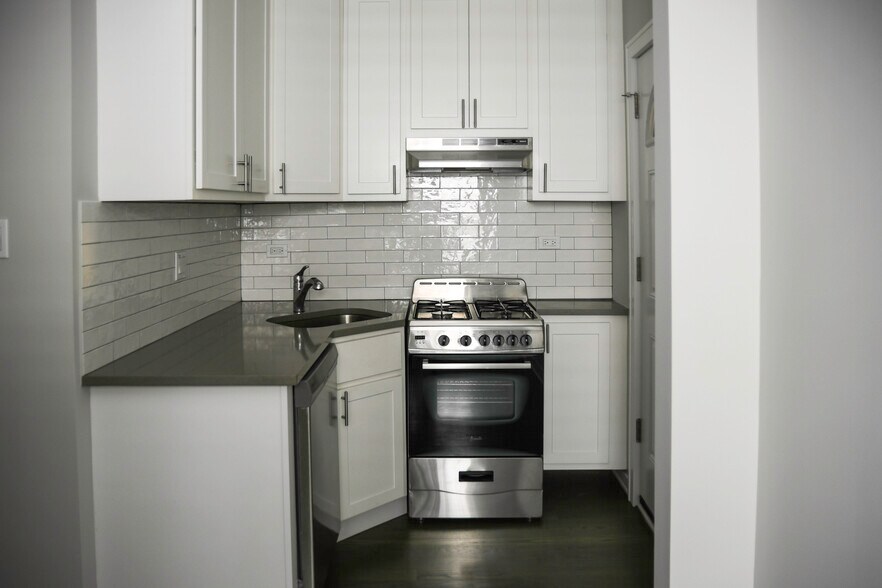 Building Photo - 520 W Cornelia Ave