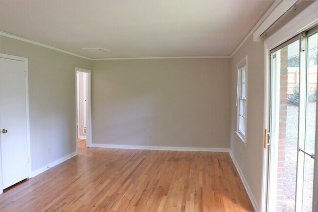 Building Photo - 3-Bedroom thats move-in ready and just wai...